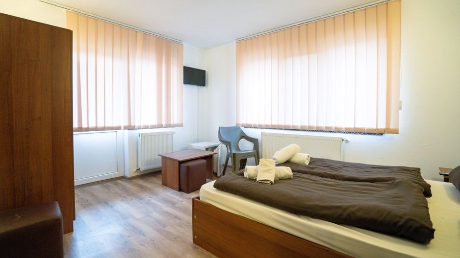 Pensiune cu 12 camere in Baile 1 Mai - Poză 6