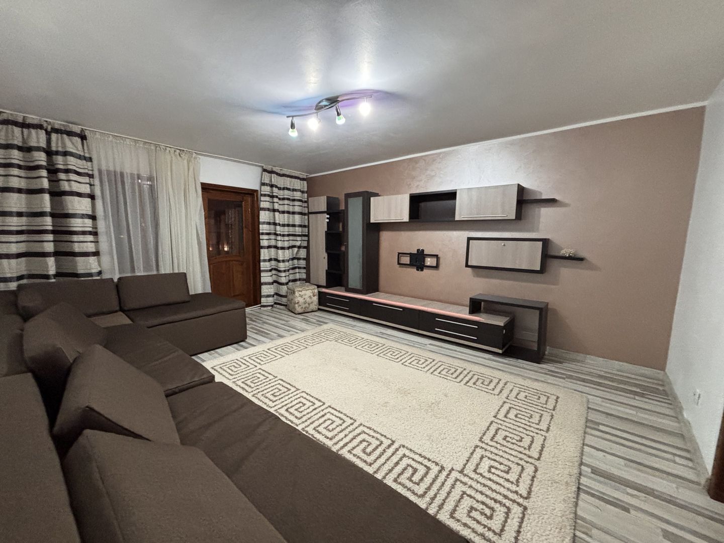 De inchiriat – Apartament 3 camere, 85 mp, partial mobilat - Poză 1