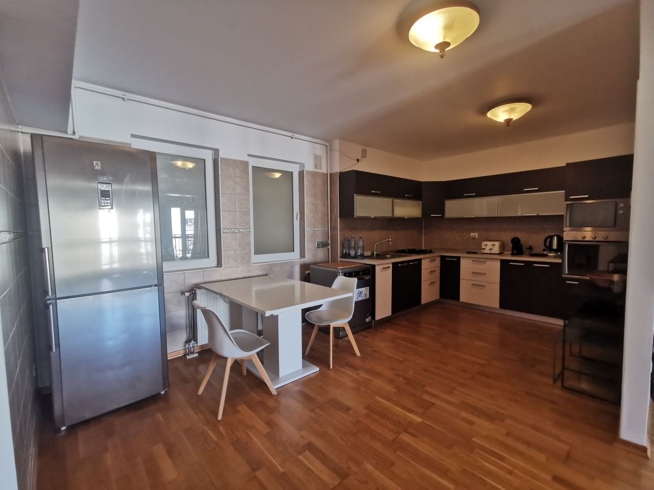 Închiriez apartament 3 camere, Decebal,mobilat, centrală bloc, parcare - Poză 4