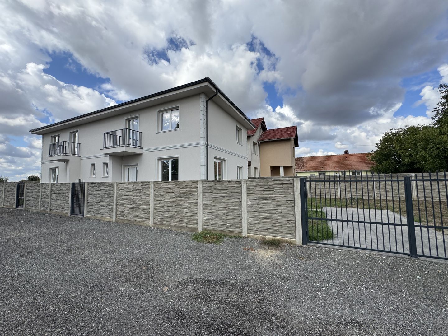 1\2 Duplex Utvin P+E,4Camere,2 Bai,Toate Utilitatile - Poză 3