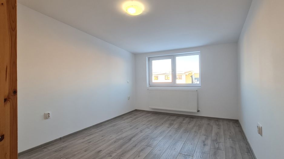 Casa semimobilata semiutilata in Cartier Izvor Tarlungeni Brasov - Poză 11