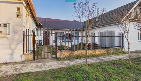 Casă din 2 corpuri cu 5 camere în  Lőkösháza