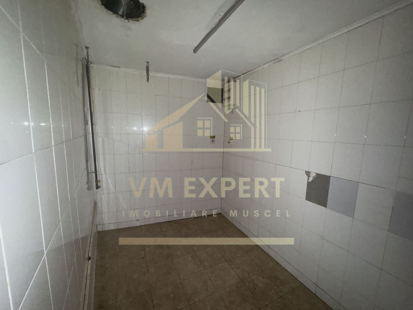 SPATIU COMERCIAL CAMPULUNG ZONA CENTRALA - Poză 7