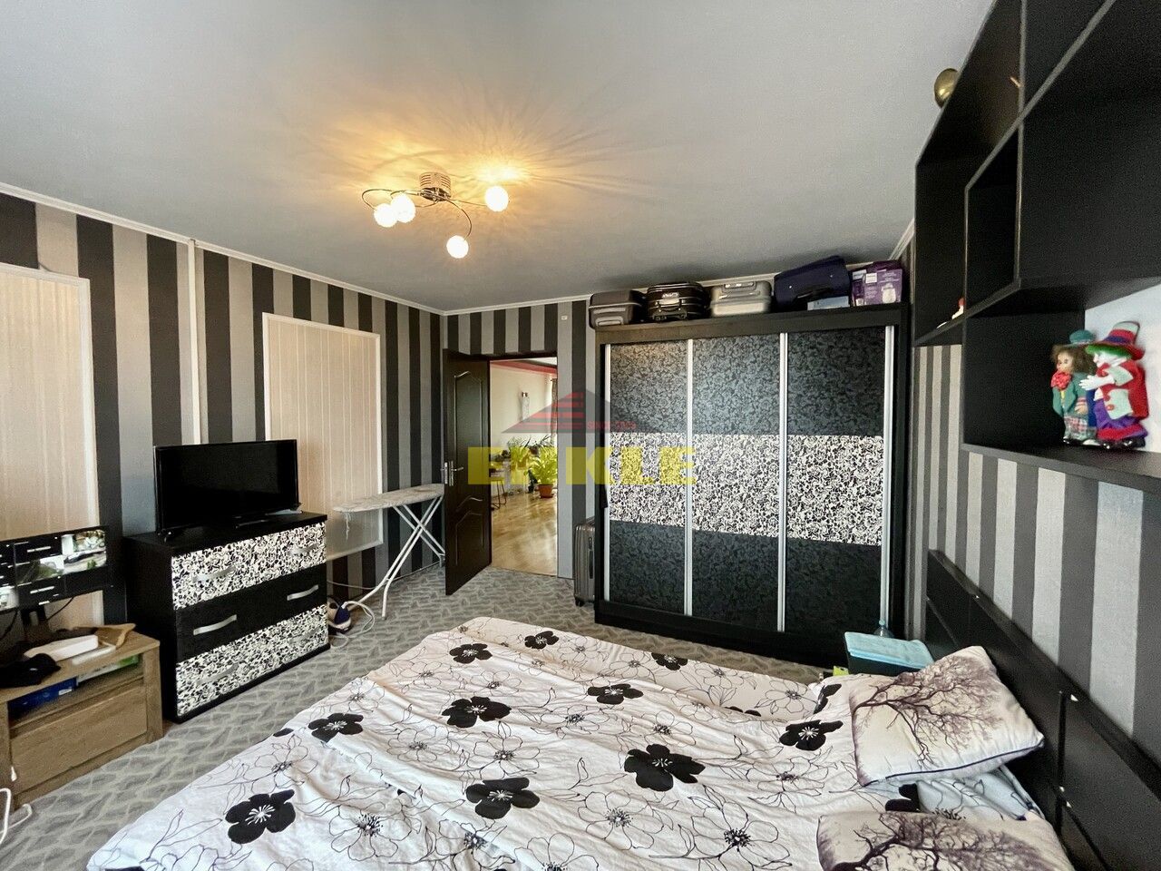 De vânzare casă cu suprafața de 250 mp plus 900 mp teren - Poză 7