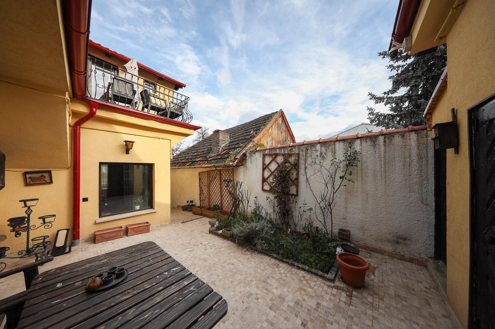 Casă deosebită de vânzare în centrul Brașovului - Poză 4