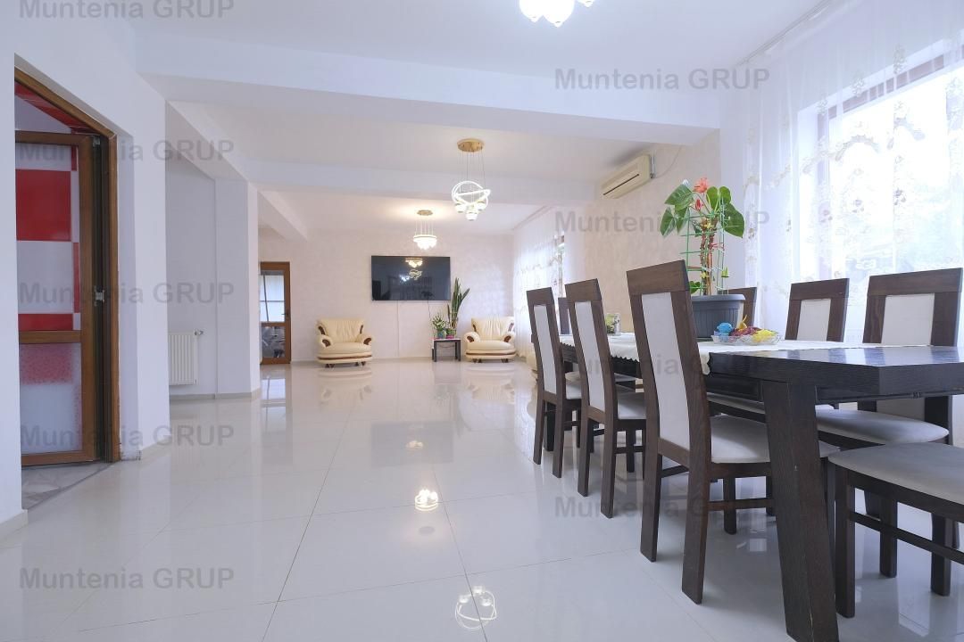 DOBROESTI - Str. Doinei, vila P+E+M, 6 camere, 3 bai cu fininsaje LUX - Poză 3
