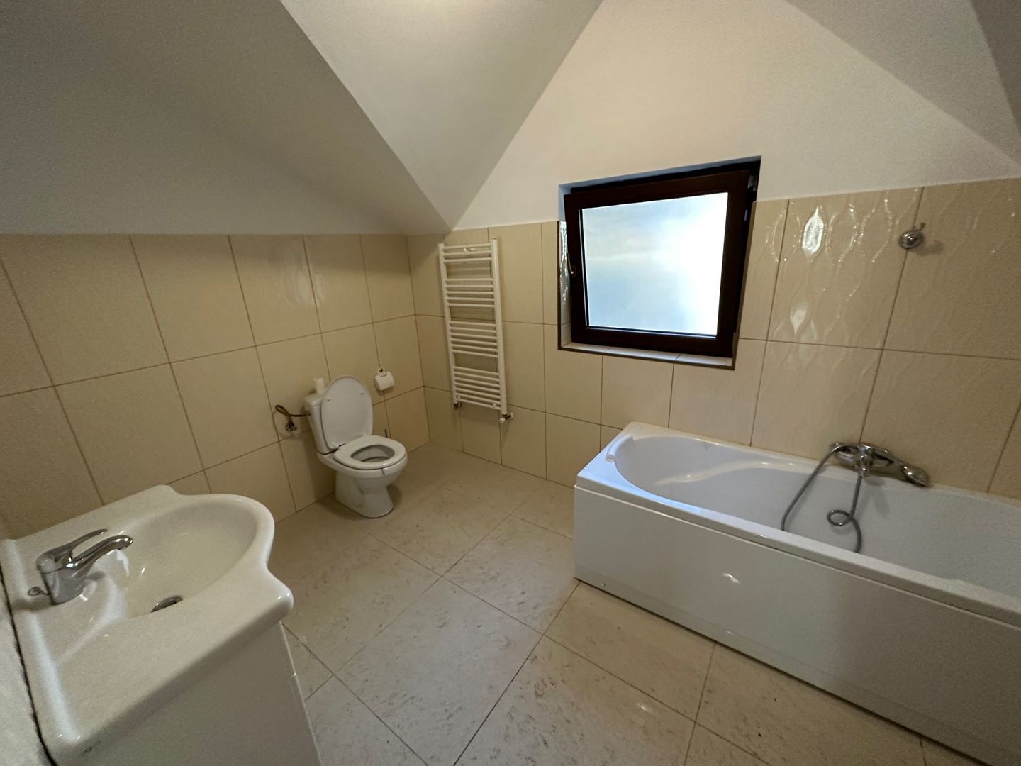 Casă / Vilă cu 4 camere de vanzare  în zona Aradului - Poză 14