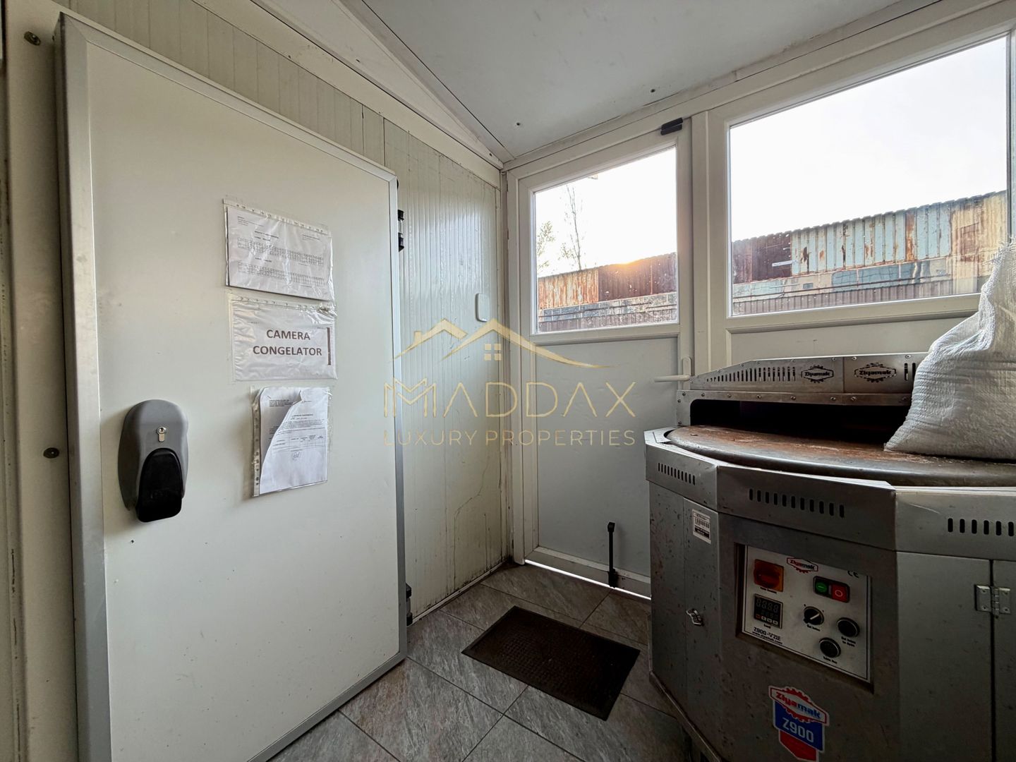 Spatiu Comercial  *731mp* / VAD stradal 31m / 19 locuri de parcare // Unirii - Poză 23