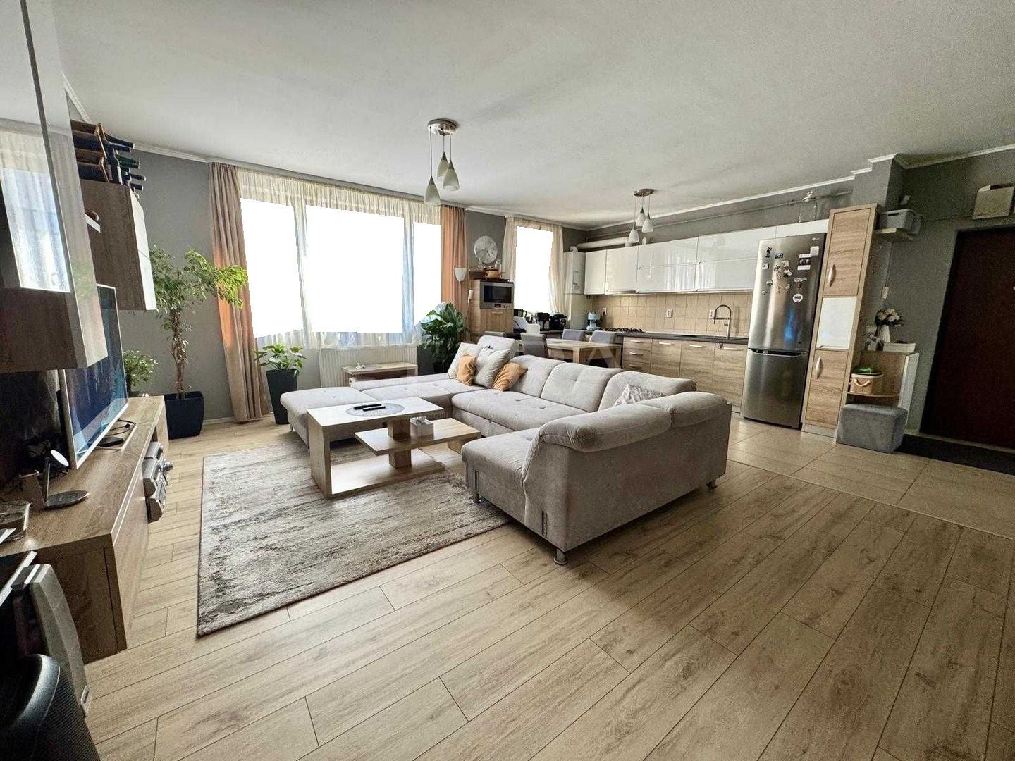 Apartament cu 3 camere, 74 mp, parcare inclusă, zona Eroilor, Florești - Poză 1