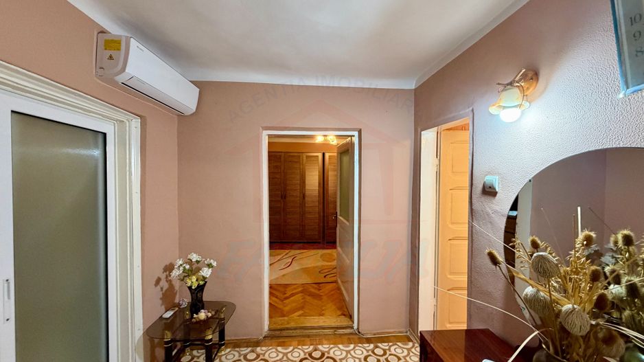 700 mp, teren intravilan, zona Centru, 150.000 euro - Poză 1
