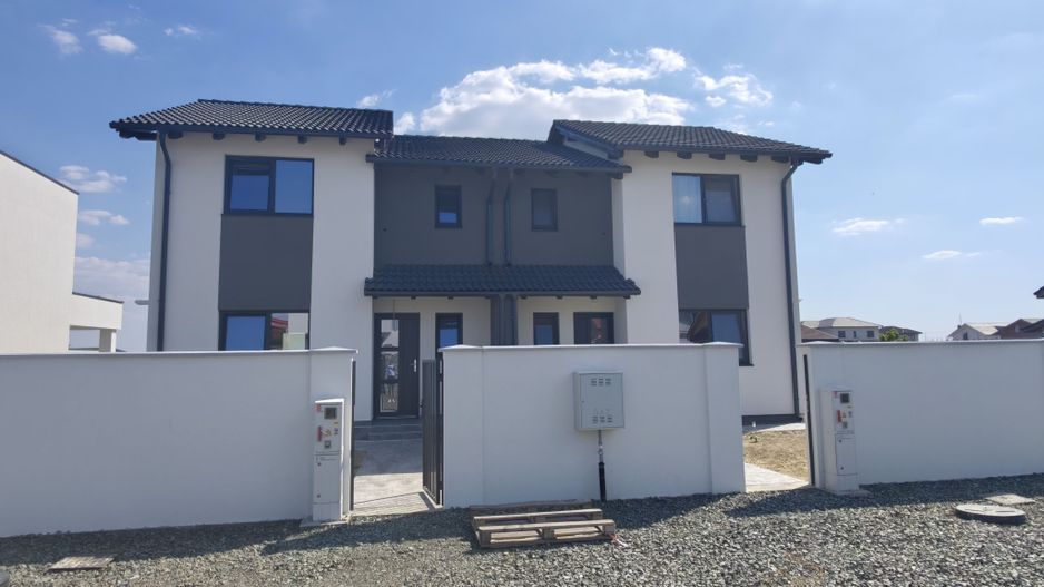 Sacalaz, 1/2 Duplex pe Etaj, 4 Camere,2 Bai,Terasa Acoperita - Poză 1