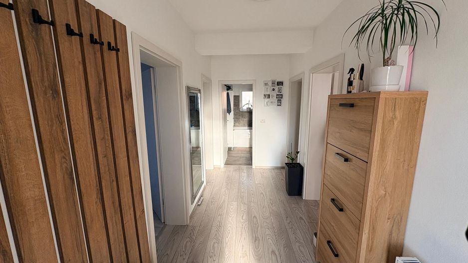 MOBILAT-UTILAT, 3 CAMERE, CURTE SPATOASA - Poză 1
