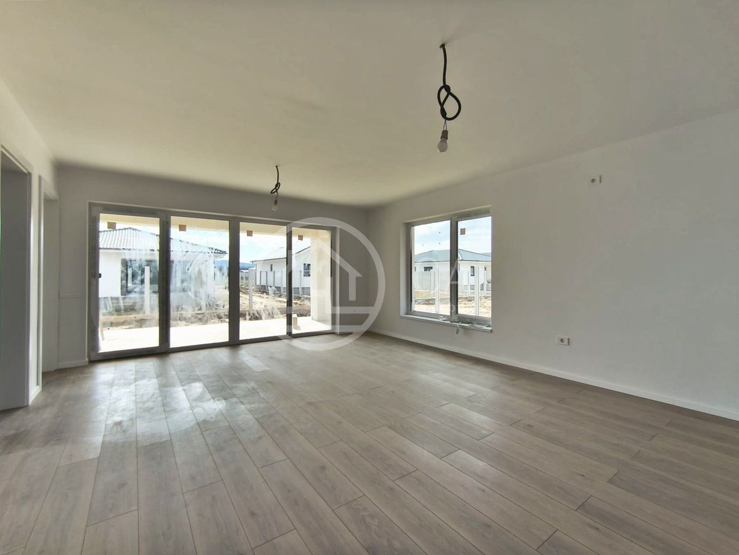 Casa de inchiriat cu 4 camere in Cheriu, Bihor - Poză 1