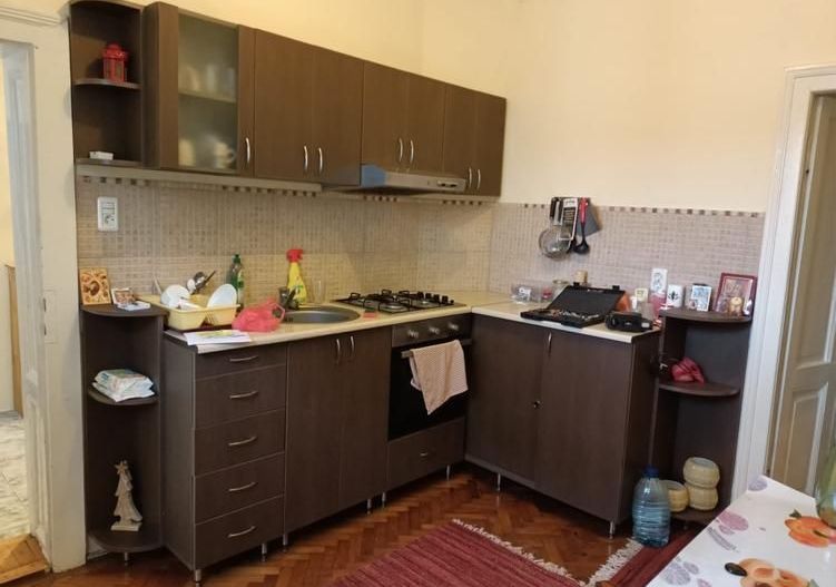 🏡 Vând apartament cochet cu 2 camere, la curte comună – zona Sinaia - Poză 1