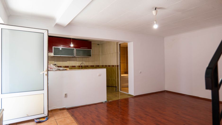 Casă de vânzare – 181 mp, 3 apartamente, 9 camere – București - Poză 2