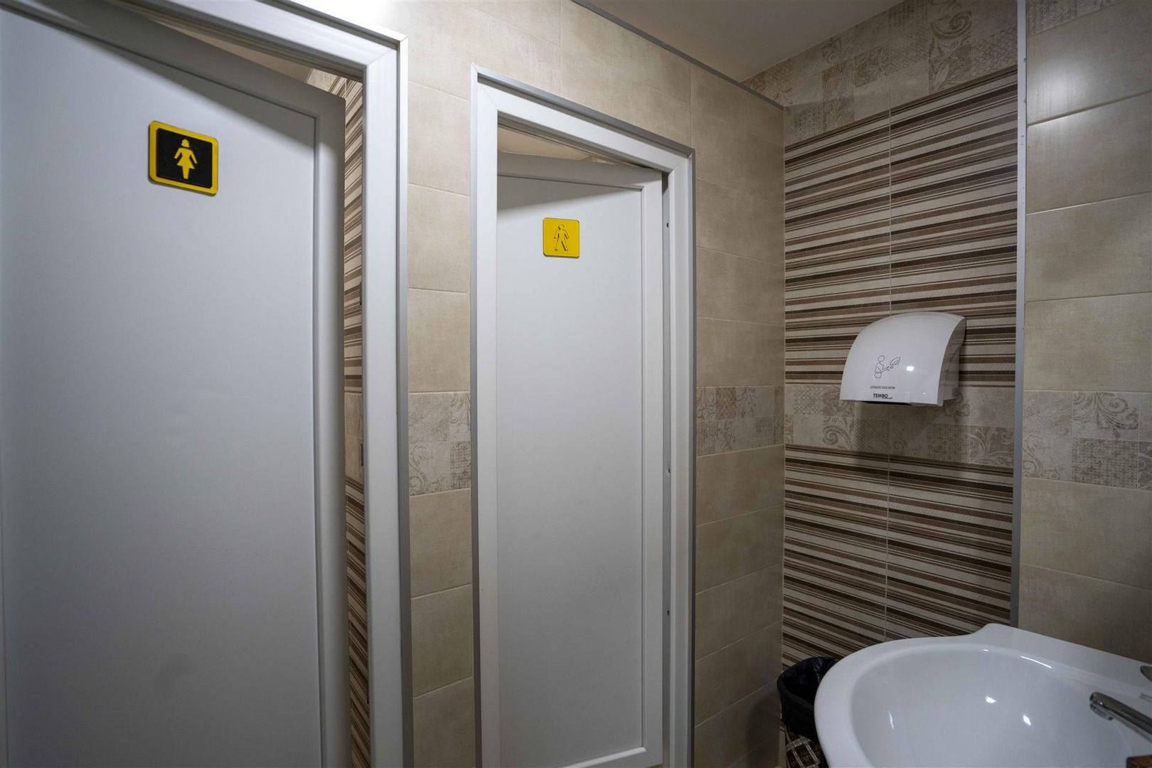 Baza de tenis si constructie moderna - Poză 18