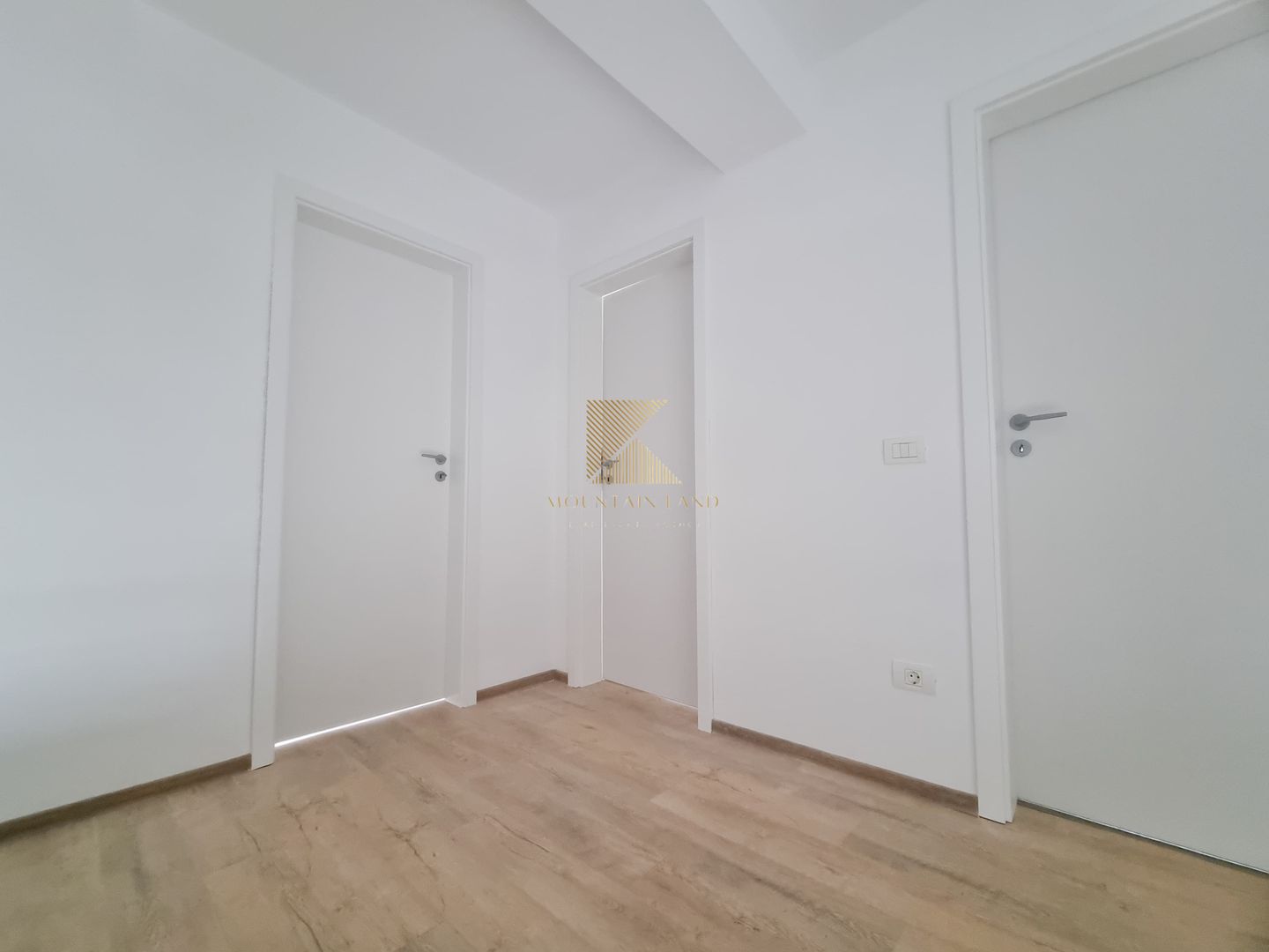 Casă însiruită cu 4 camere și curte proprie – Cartier Izvor, Str. Salc - Poză 10