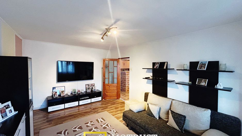 De vanzare apartament 3 camere/ Aradul Nou - Poză 2