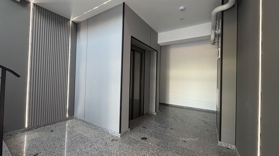 AP. 2 CAMERE- PARCARE, CURTE PROPRIE, CENTRALA, BUCATARIE INCHISA - Poză 3