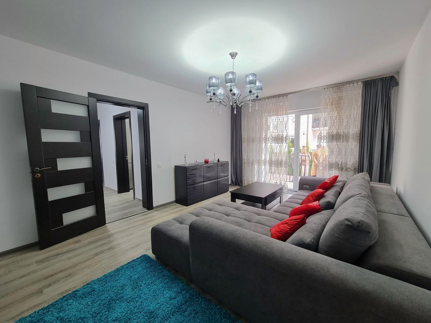 Apartament nou, mobilat și utilat - 3 camere, 2 bai și curte - Poză 10
