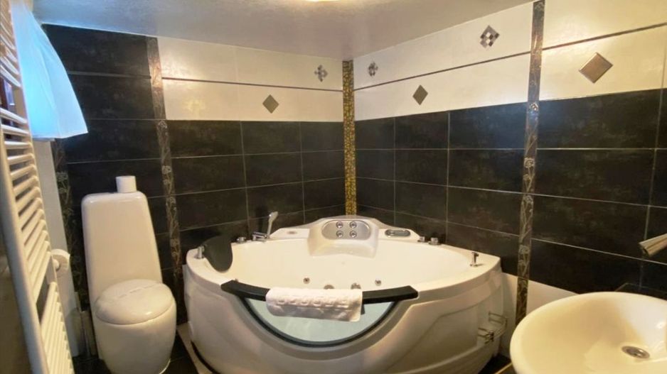 Pensiune cu 18 camere in centrul Brasovului - Poză 4