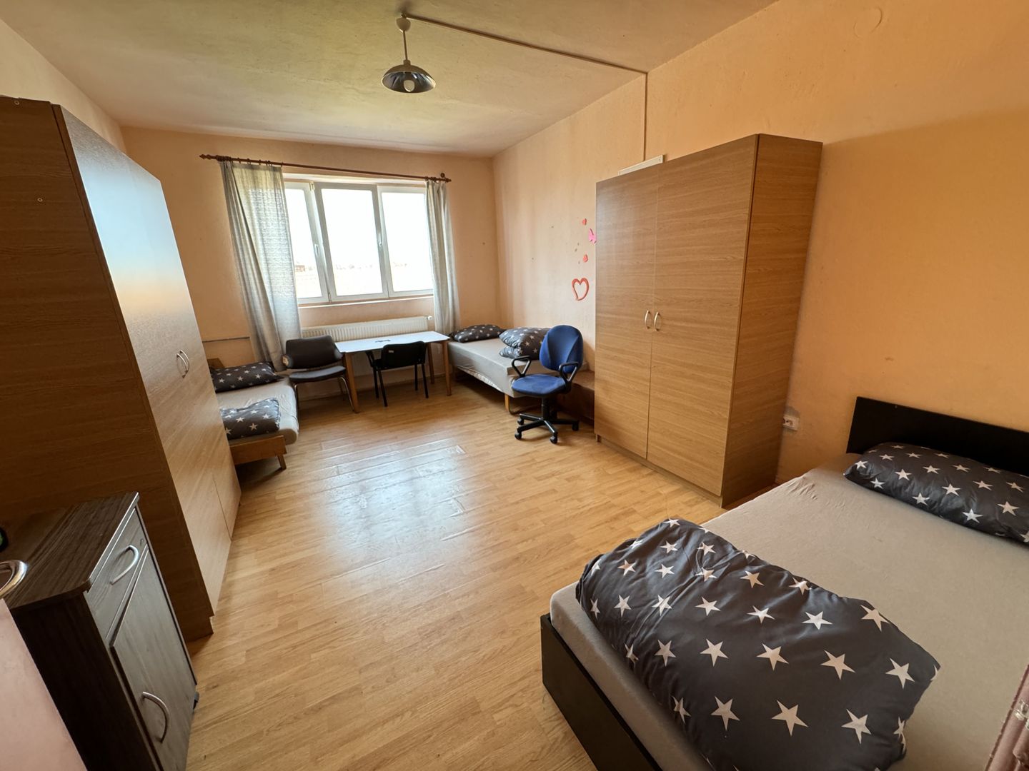 24 de locuri de cazare in 8 garsoniere si anexe pe un etaj intreg - Poză 2