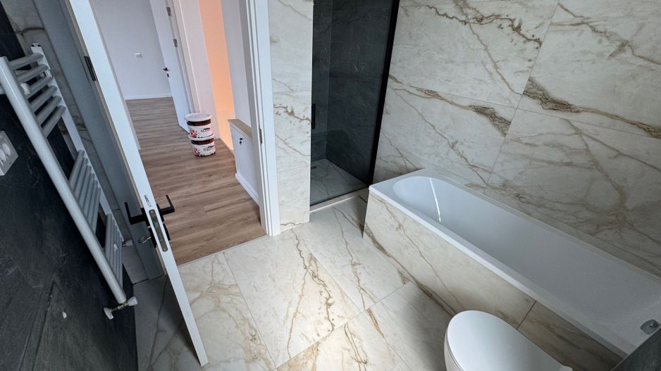 VilE stil Neoromaneasc Tunari, TOATE UTILITATILE, curte GENEROASA - Poză 4