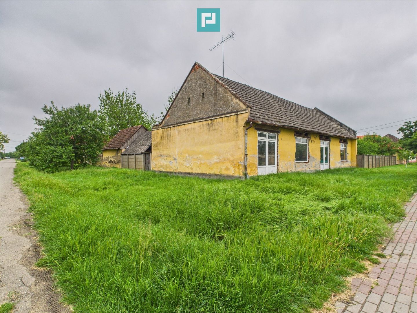 Casă de reabilitat pe teren generos- Comuna Variaș - Poză 1