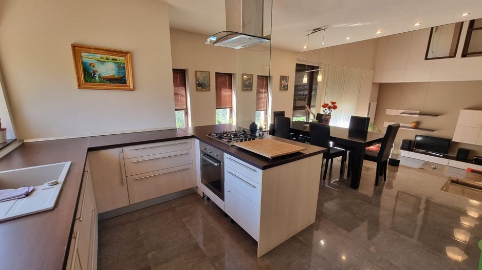 Vilă cu 4 camere de închiriat în zona Braytim cu piscina - Poză 10