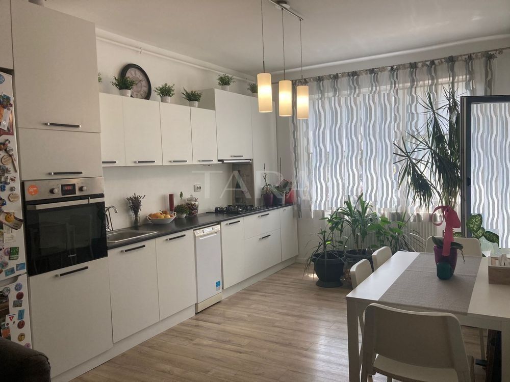 2 camere moderne, mobilate complet, cu parcare inclusă – gata de mutat - Poză 1