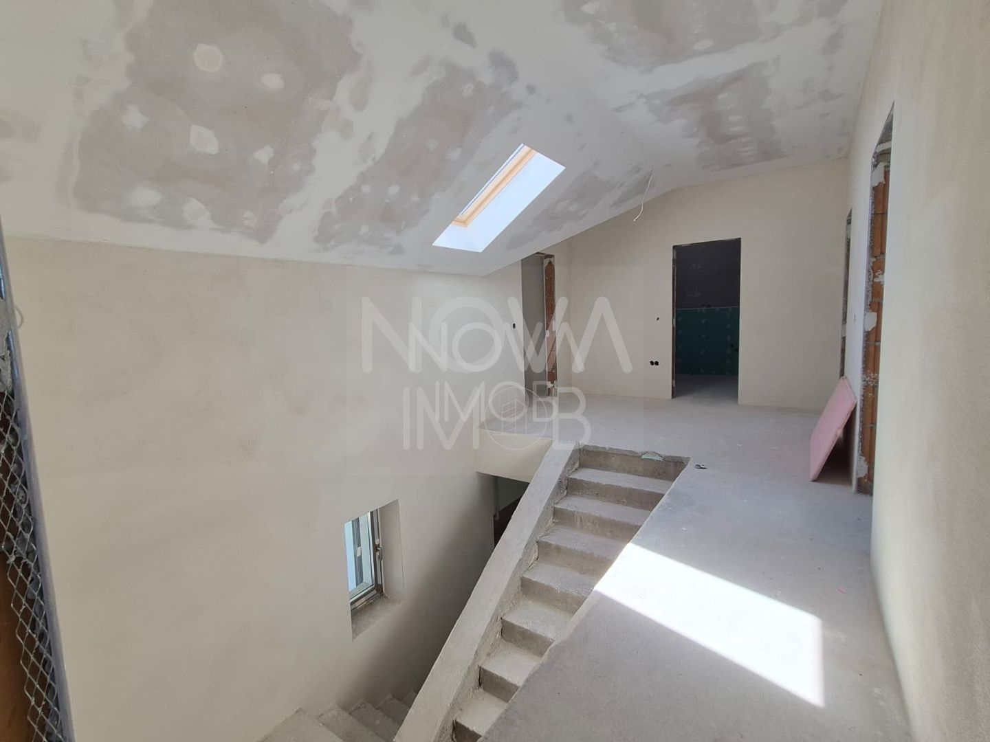Casa generoasa cu 7 camere, 3 bai, dressing si parcare – Sura Mica - Poză 18
