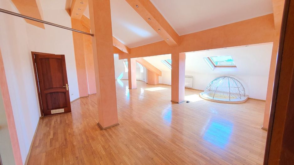 Vila unicata | Teren de 3000 m2 | Piscina si vegetatie matura - Poză 16