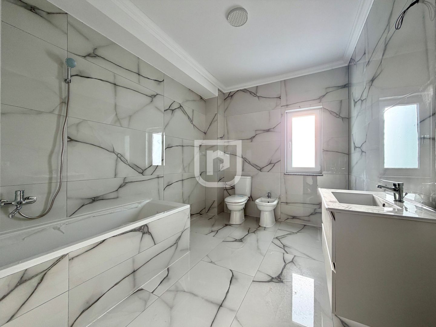 Casa noua Gura Humorului - 4 dormitoare, curte amenajata - Poză 2