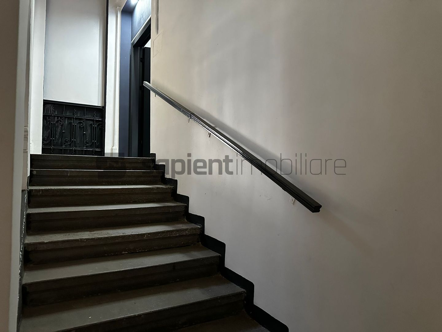 Apartament la casa cu 4 camere si acces auto, ultracentral - Poză 2