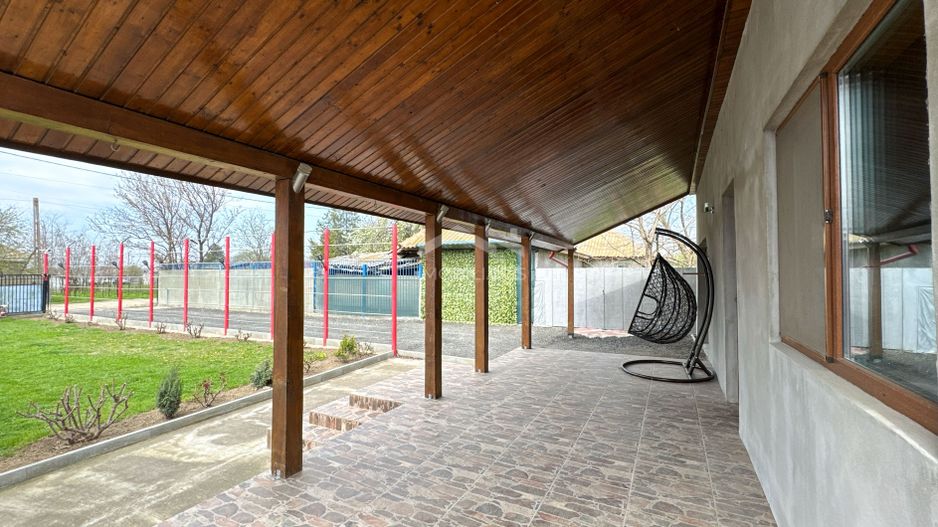 Casă modernă cu 5 camere, garaj și curte mare, mobilată in Corbu - Poză 2