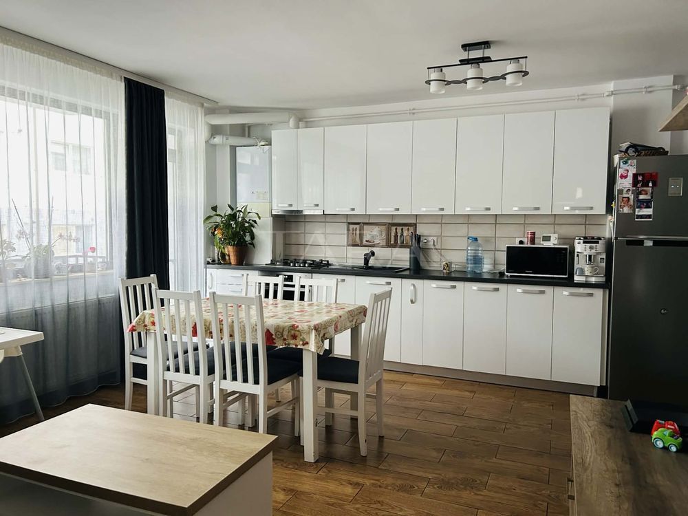 Apartament 3 camere, mobilat și utilat, doua balcoane, parcare. - Poză 1