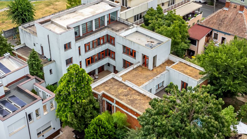De Vânzare Clădire Ideală pentru Centru de Afaceri în Arad - Poză 2