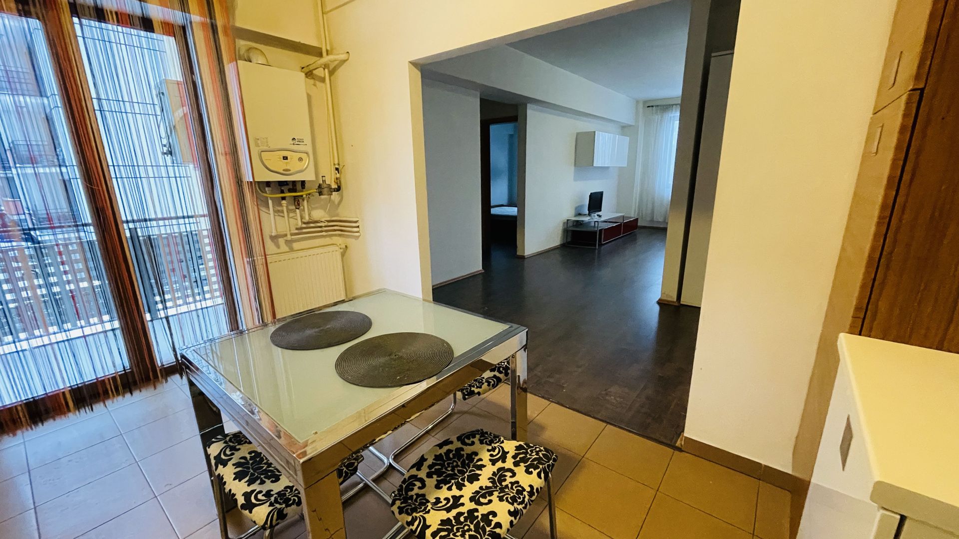 Apartament doua camere,etaj 1,doua locuri de parcare - Poză 4