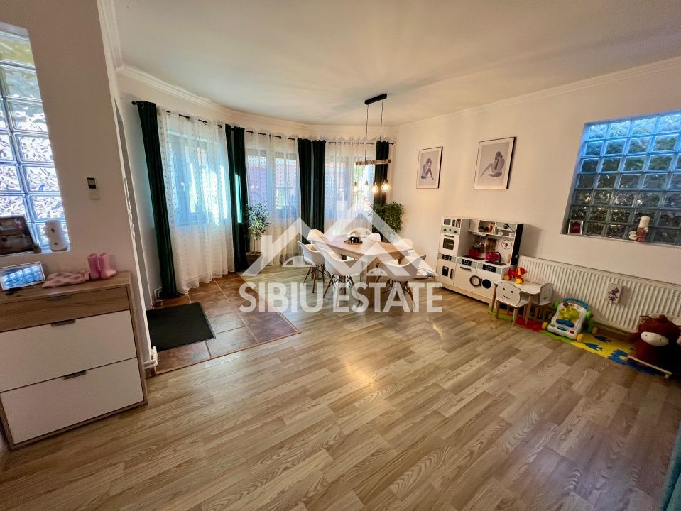 Casa moderna, spațioasa, curte generoasa pe un nivel în Sura Mare - Poză 9