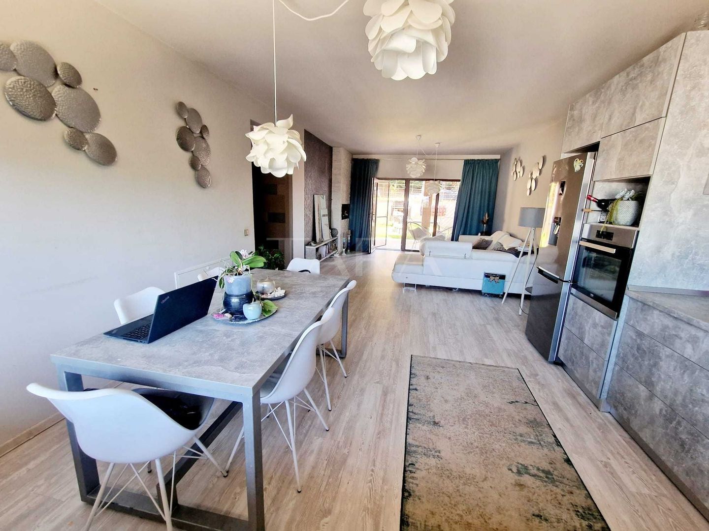 Casă modernă, complet mobilată, cu view deosebit! - Poză 1