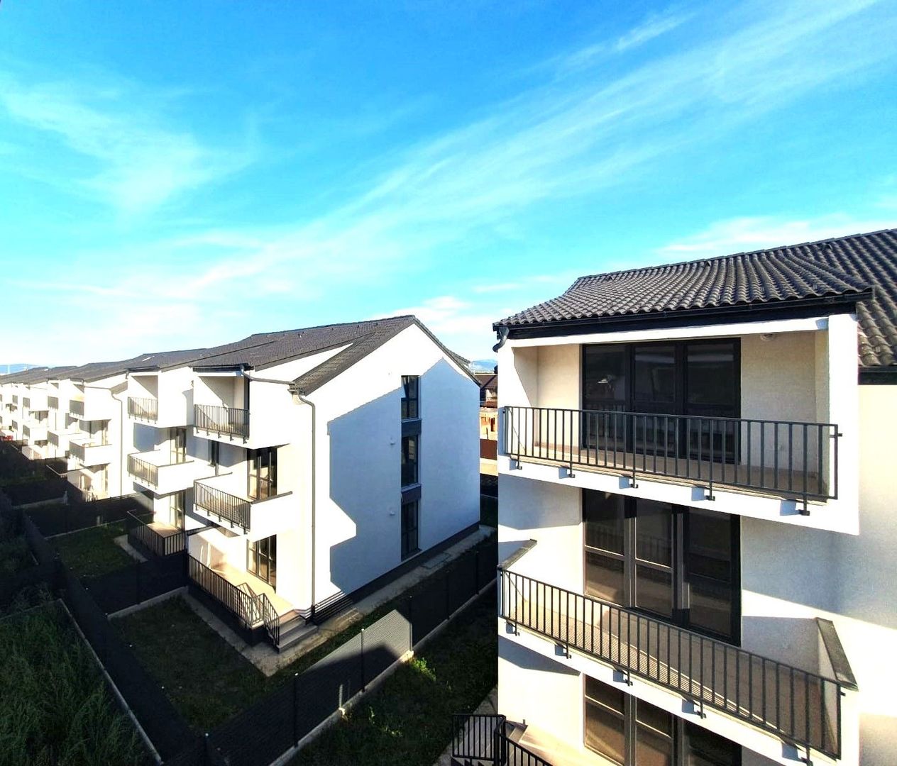 Locuință modernă, 2 camere decomandate, bloc tip vilă, Sânpetru - Poză 1