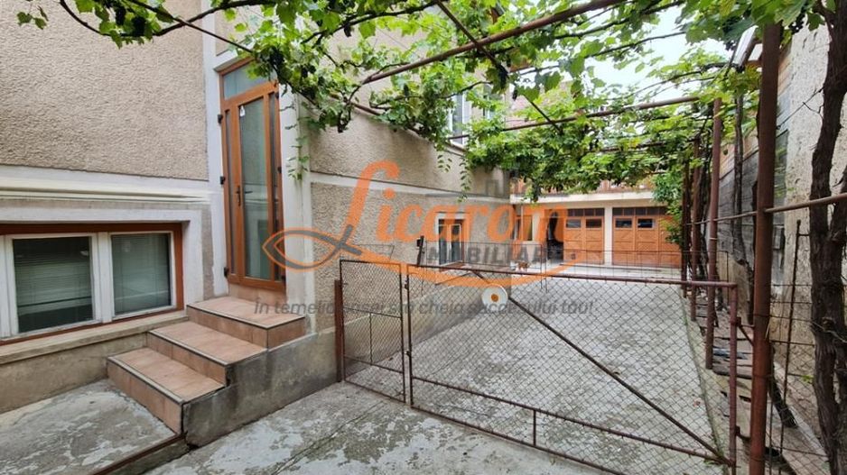 Proprietate individuala-3 apartamente,spatiu comercial,garaje,gradina,curte - Poză 12