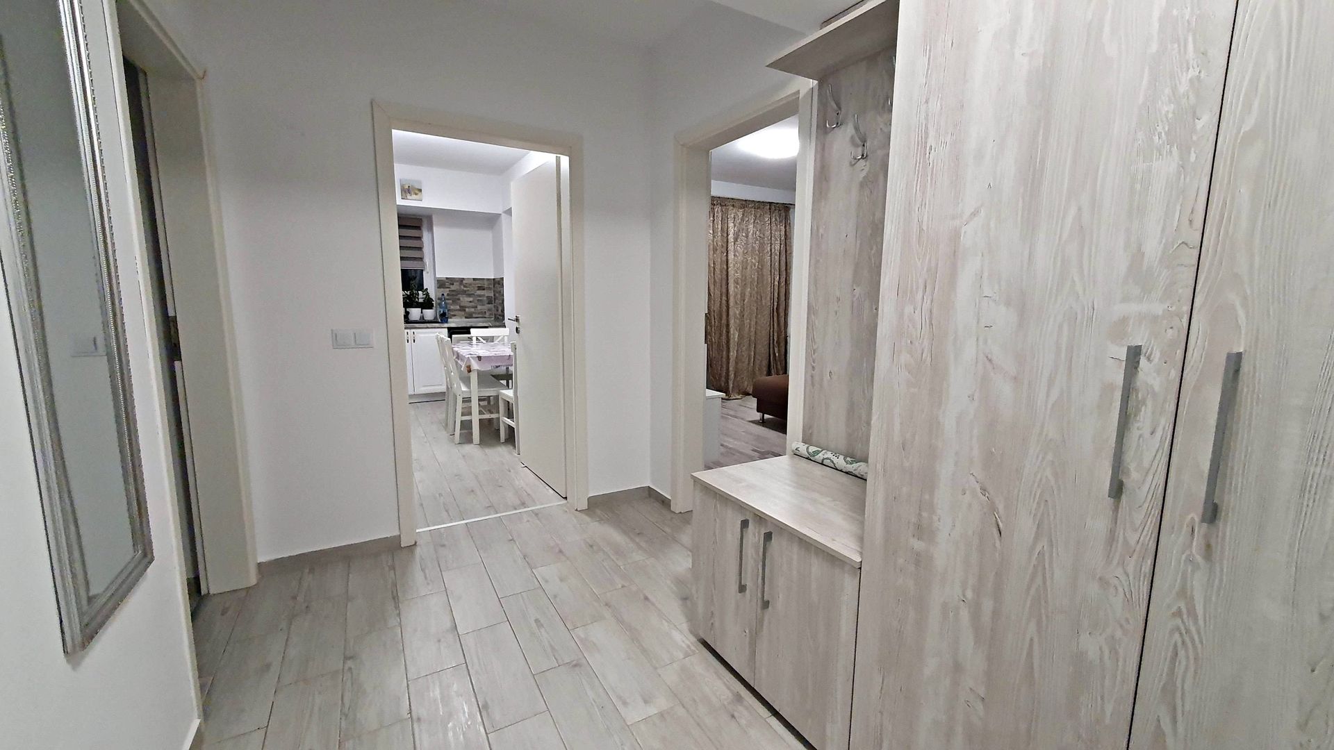 Coresi -Bloc Maurer M9, etajul 1, mobilat, parcare - Poză 2