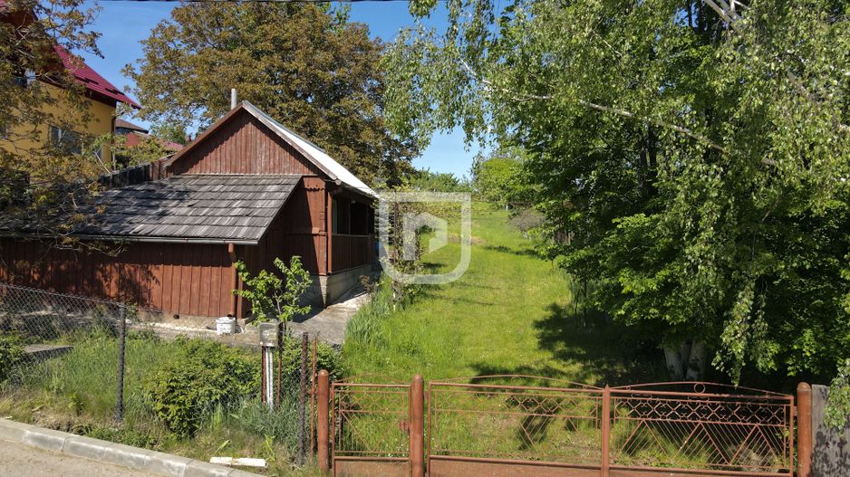 Casa bătrânească cu foișor și teren - Poză 3