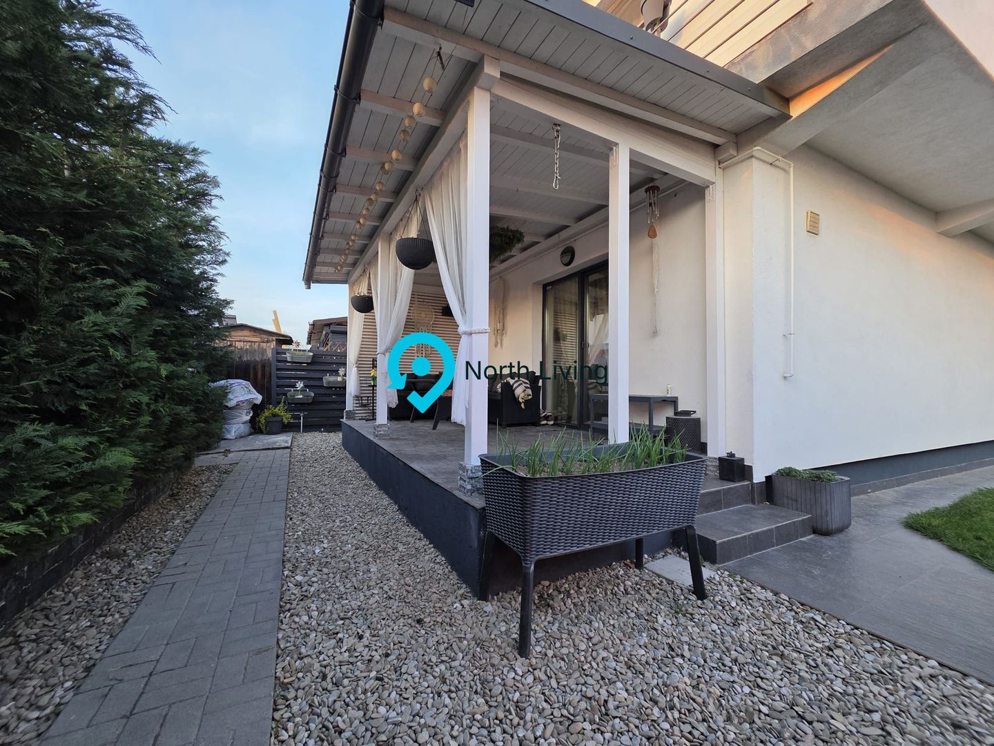 Casa 4 camere + curte 300 mp Tunari - Poză 1