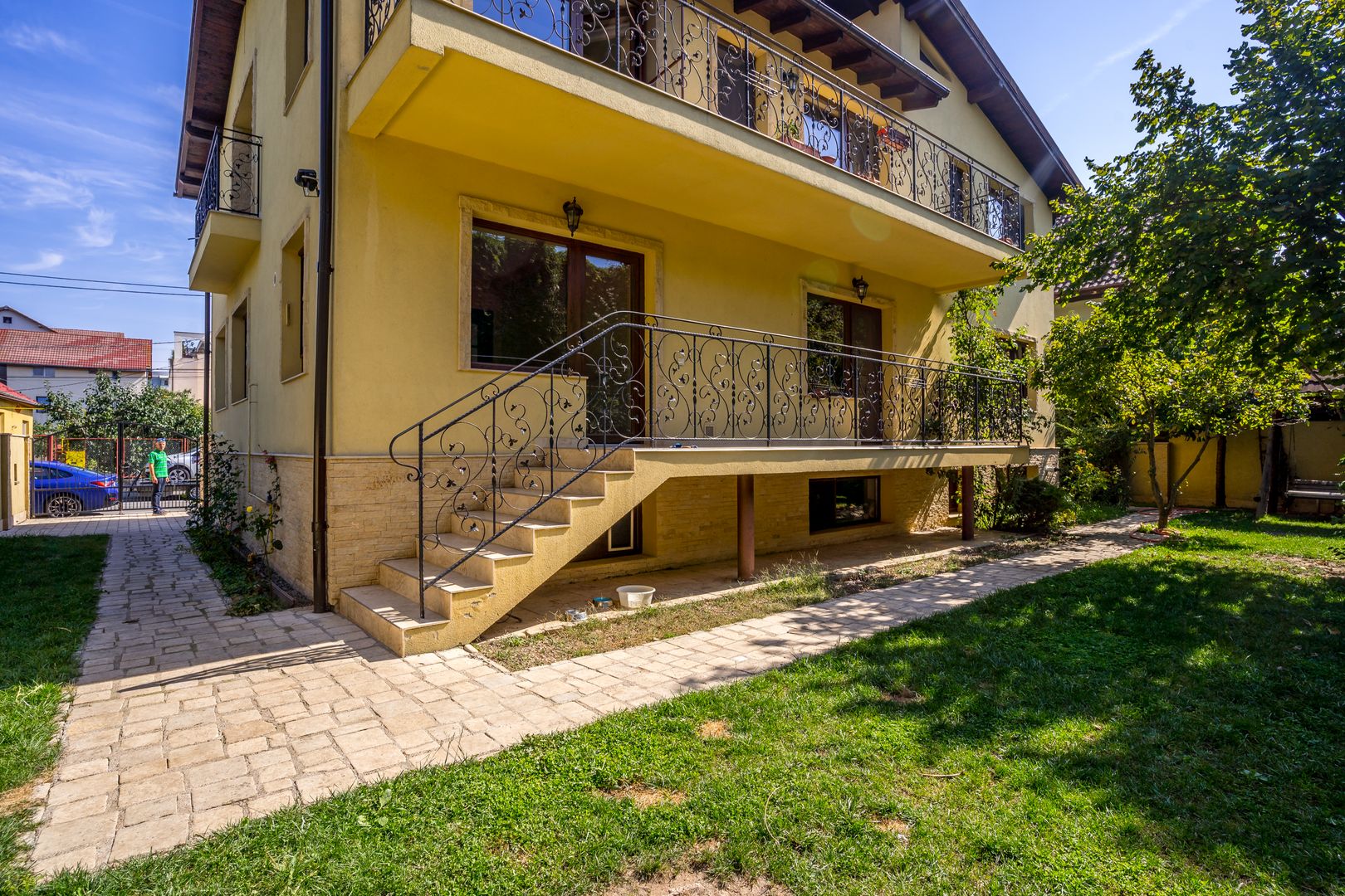 9 camere, 5 bai, spatiu hobby, gradina, garaj,locatie buna - Poză 2