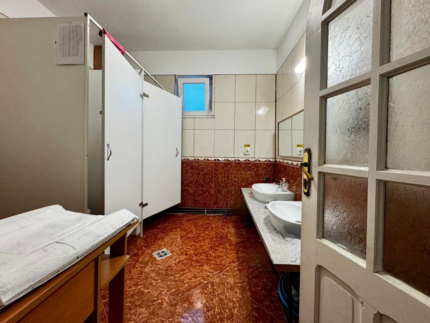 Casa spațioasă, cu spațiu comercial, locuri de parcare - Aradului Vest - Poză 6