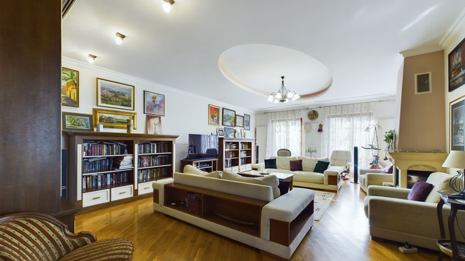 Vilă/casă cu 6 camere 400mp în Dumbrăvița - Poză 2