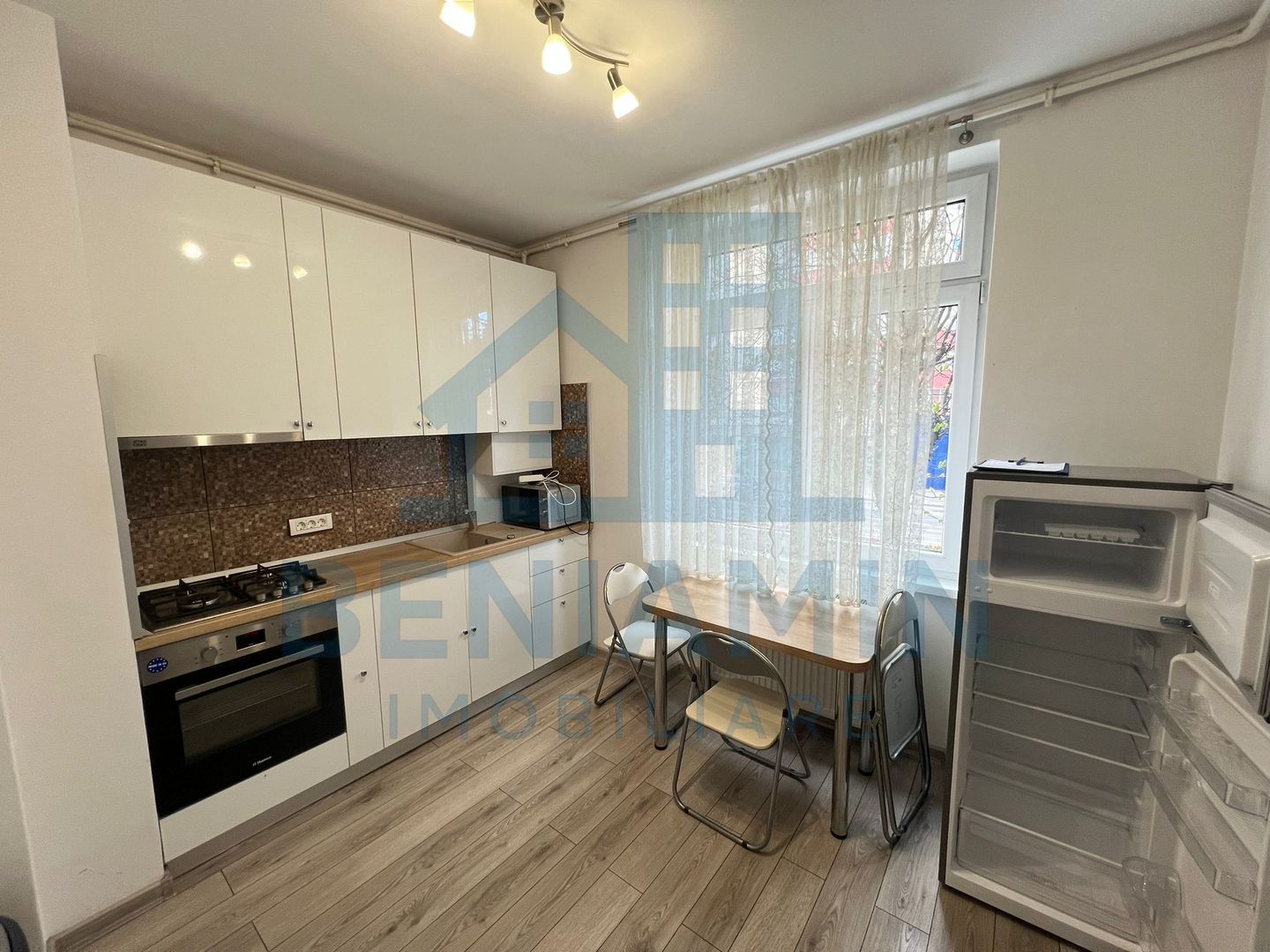 Garsoniera - Decomandata - 38mp - Balcon - Parcare - Judetean - Poză 1