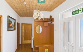 Casă renovată cu curte mare de închiriat în Rontău - Poză 10